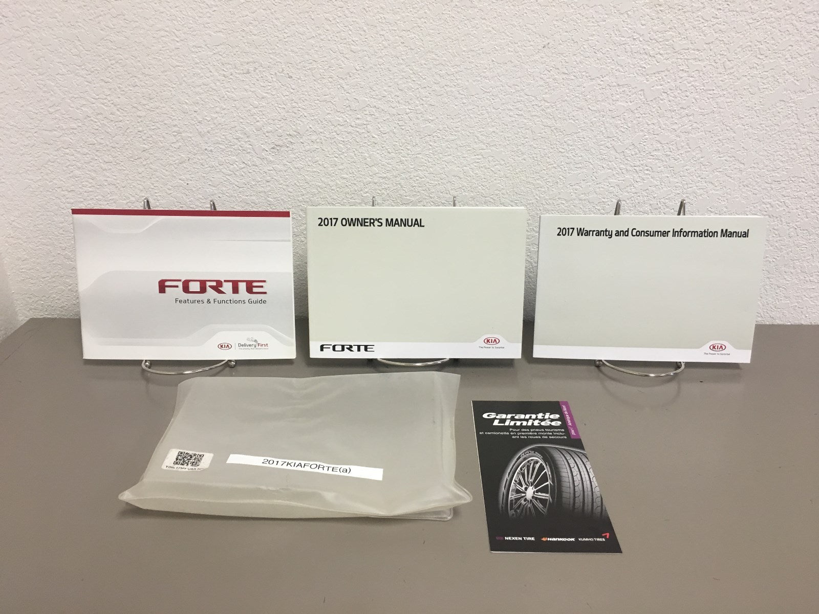 2017 Kia Forte Genuine OEM Owner's Manual Set w/Protective Case--Free Shipping!