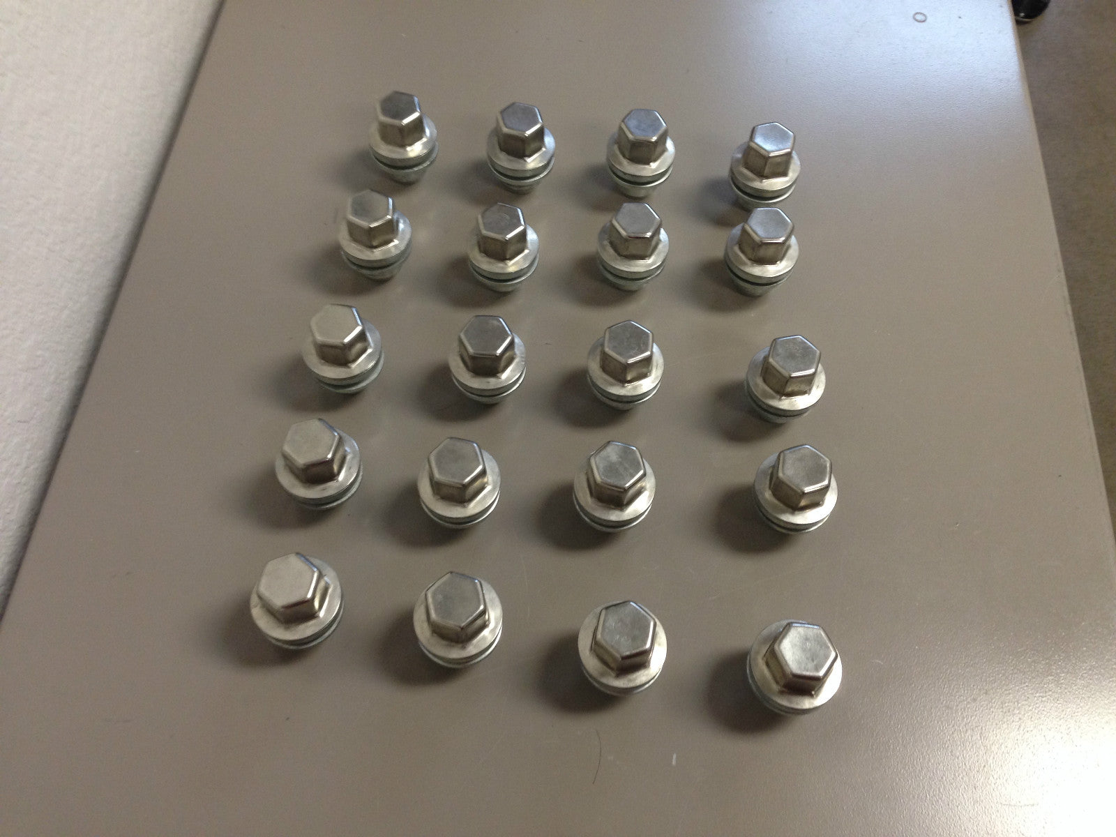 GENUINE OEM WHEEL LUG NUTS FULL SET OF 20 FOR 2016 RANGE ROVER/LR4--RRD500510