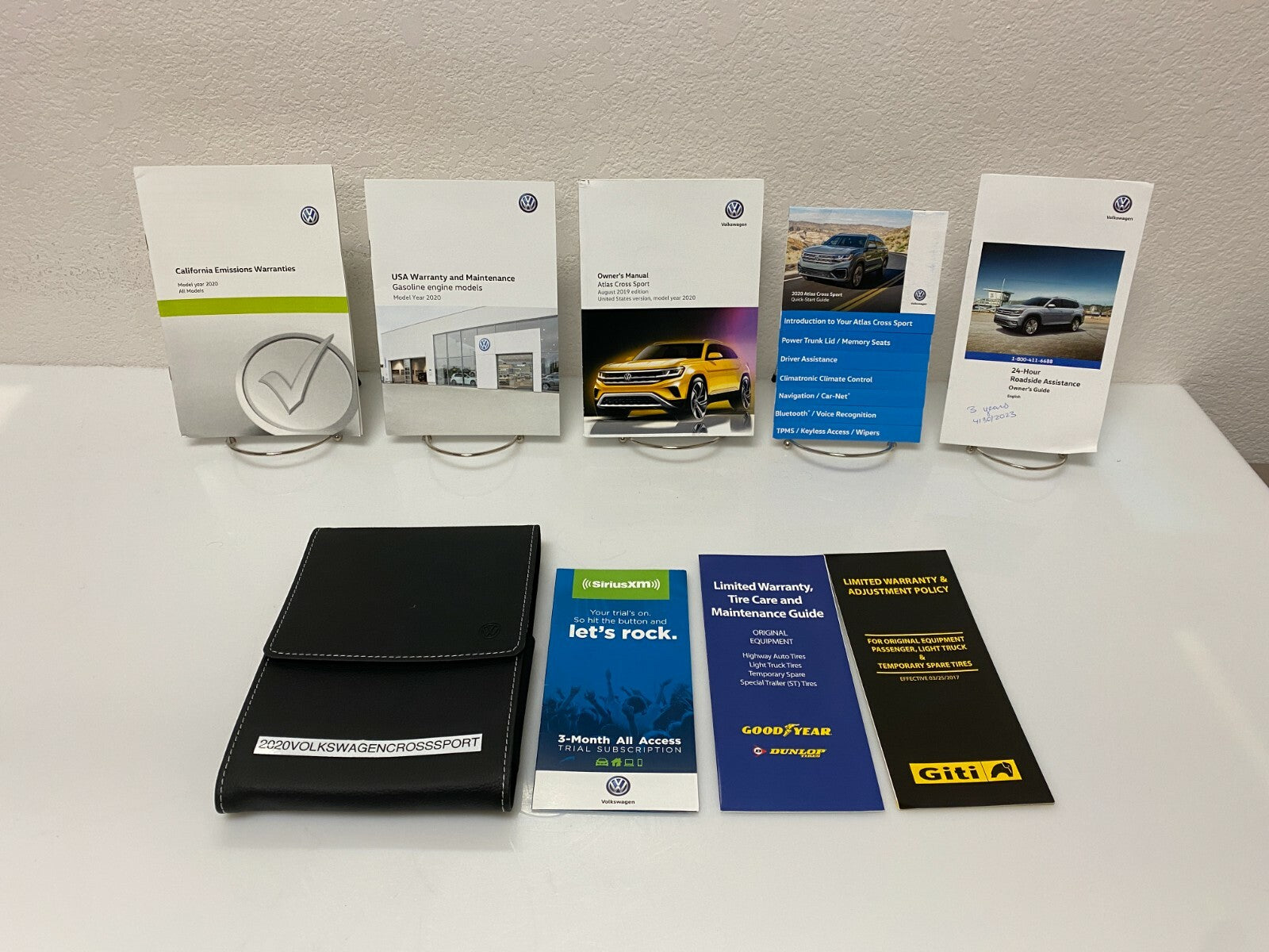 2020 Volkswagen Atlas Cross Sport Owner's Manual Set w/case and free shipping