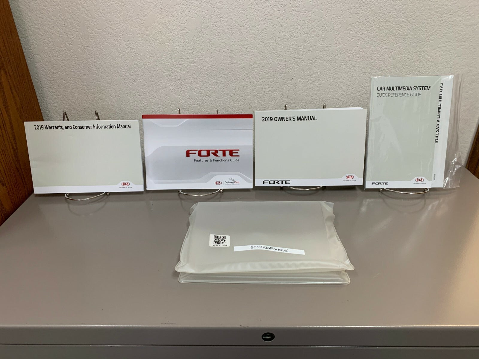 2019 Kia Forte Genuine OEM Owner's Manual Set w/Protective Case--Free Shipping!