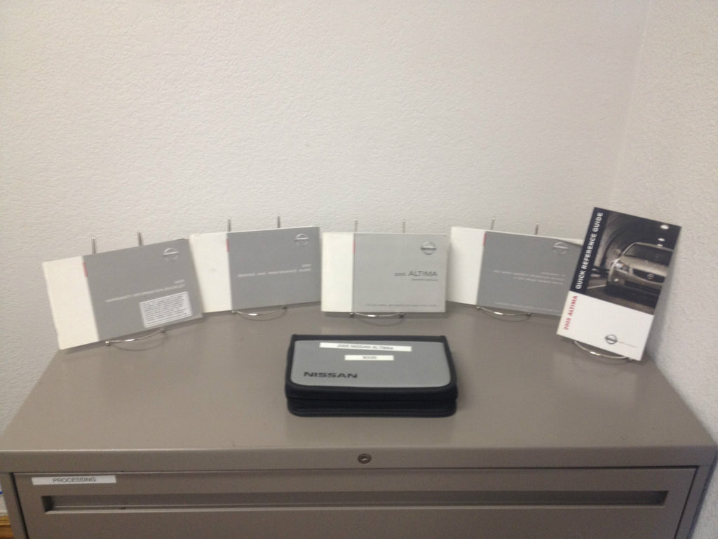 2005 Nissan Altima Genuine OEM Owner's Manual Set w/Nissan Case--Free Shipping!