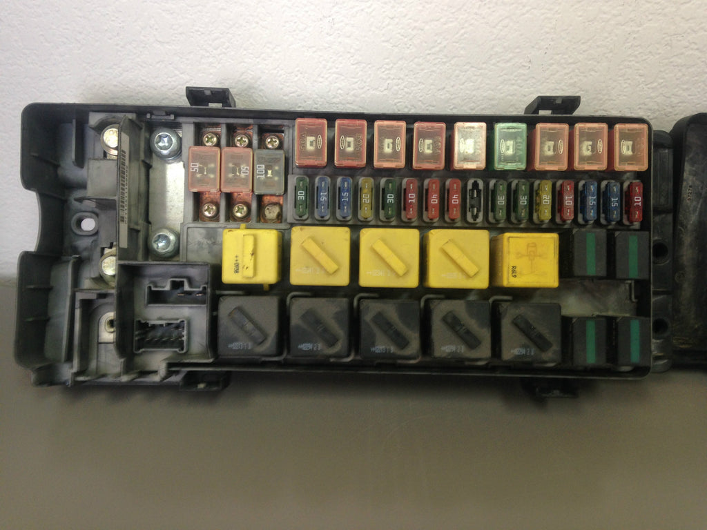 99 00 01 02 03 04 Land Rover Discovery II Fuse Box With Fuses Relays YQE000310
