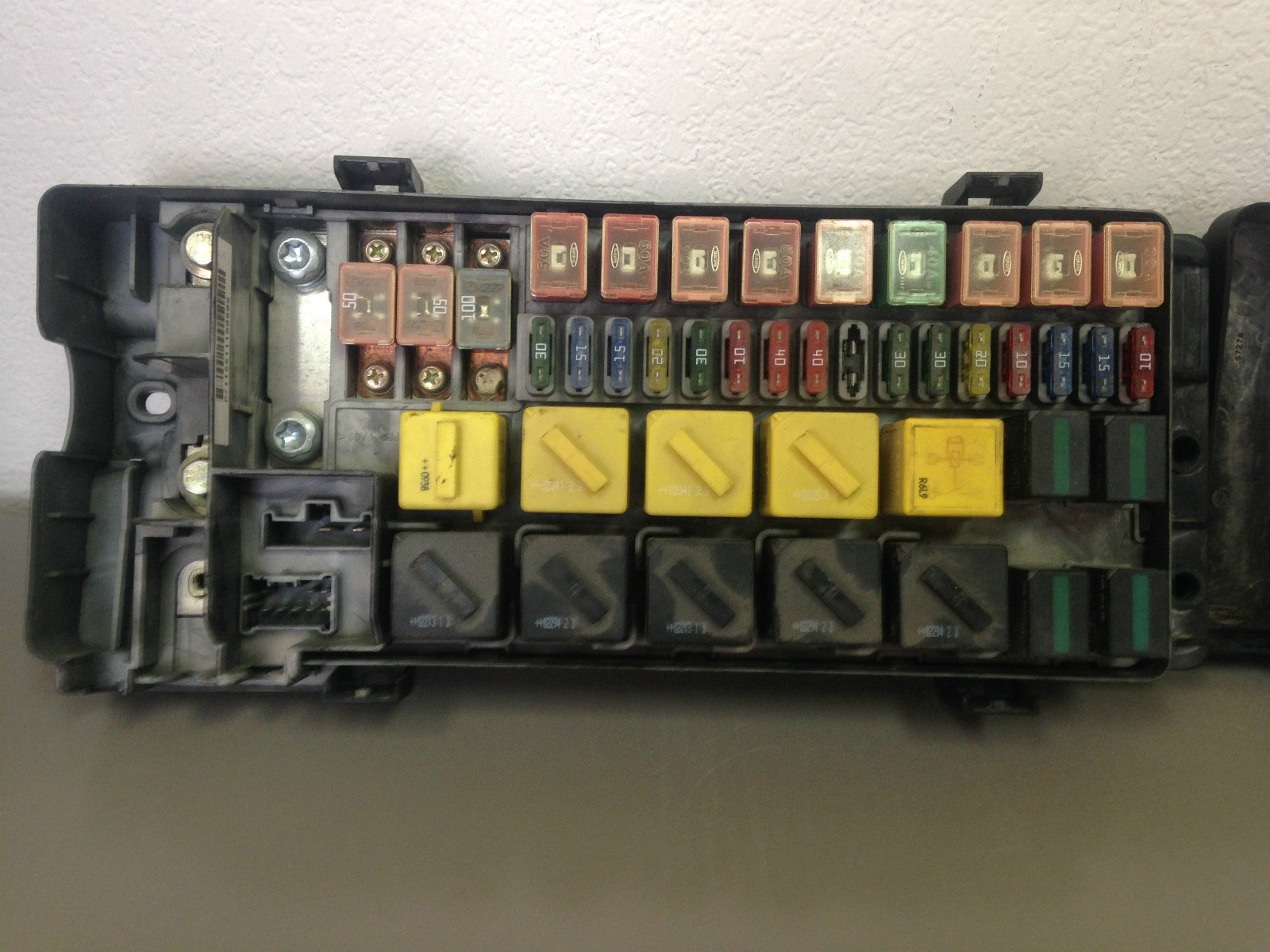 99 00 01 02 03 04 Land Rover Discovery II Fuse Box With Fuses Relays YQE000310