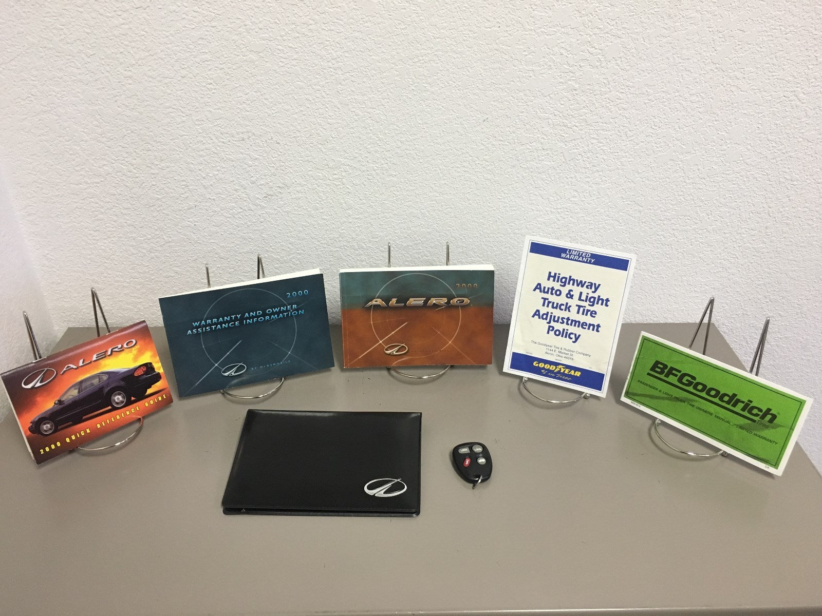 2000 Oldsmobile Alero Genuine OEM Owner's Manual Set w/Case & Bonus Key FOB