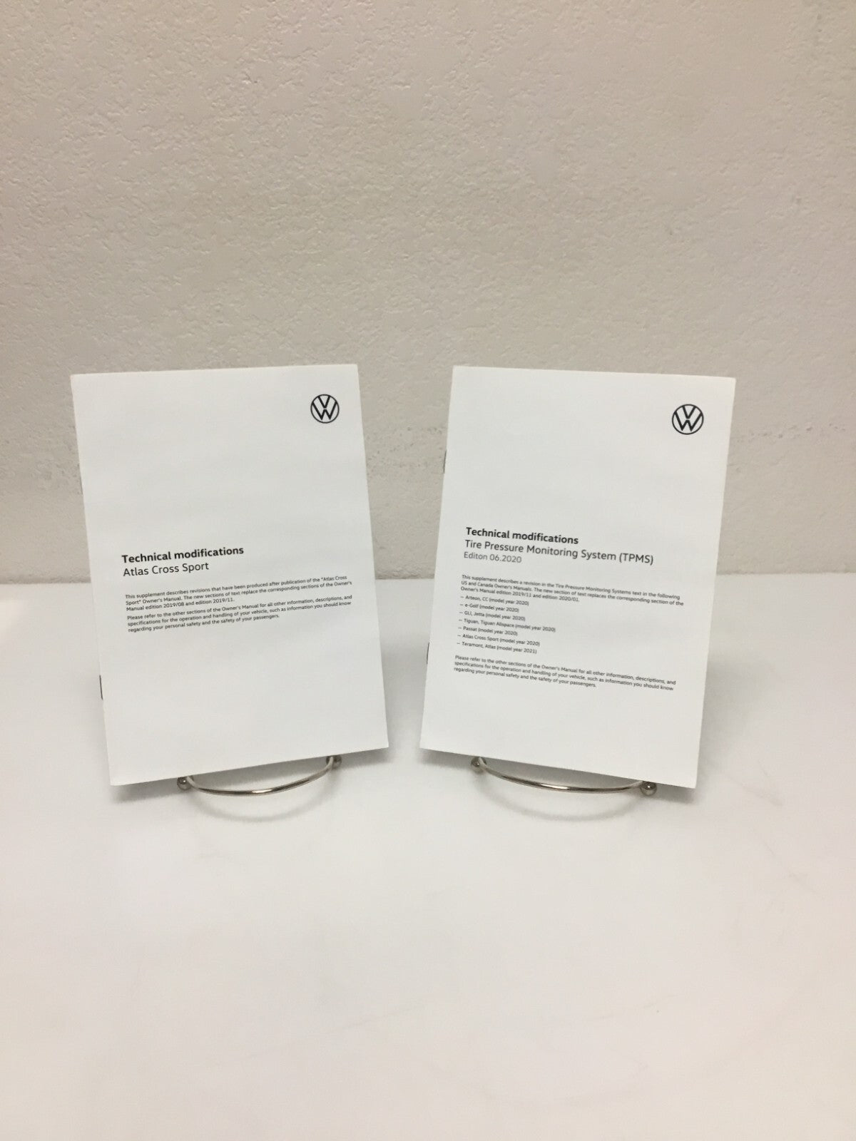 2020 Volkswagen Atlas Cross Sport Owner's Manual Set w/case and Free Shipping!