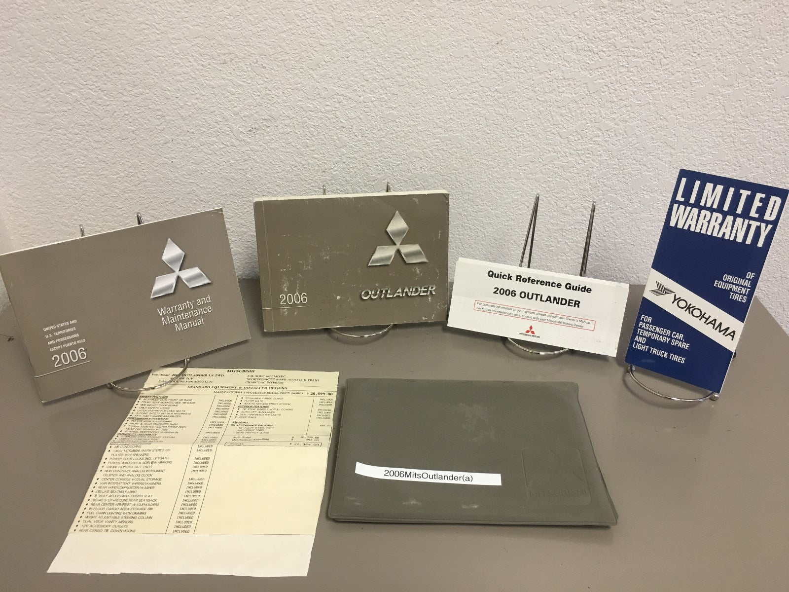 2006 Mitsubishi Outlander Genuine OEM Owner's Manual Set w/Case--Free Shipping!