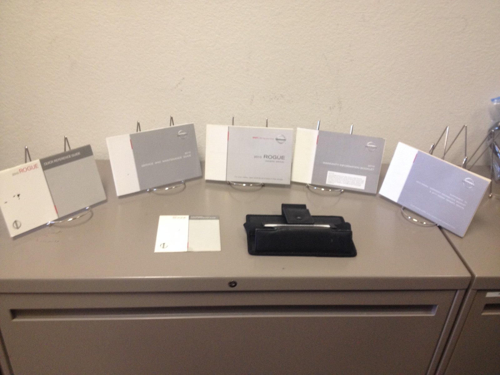 2010 Nissan Rogue Genuine OEM Owner's Manual Set w/Nissan Case--Free Shipping!!!