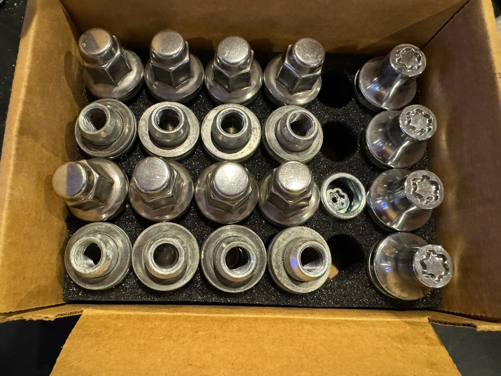 Genuine OEM Jaguar XJ XK XF XE F-Type X-Type S-Type Lug Nuts-Locking Lug Nut Set