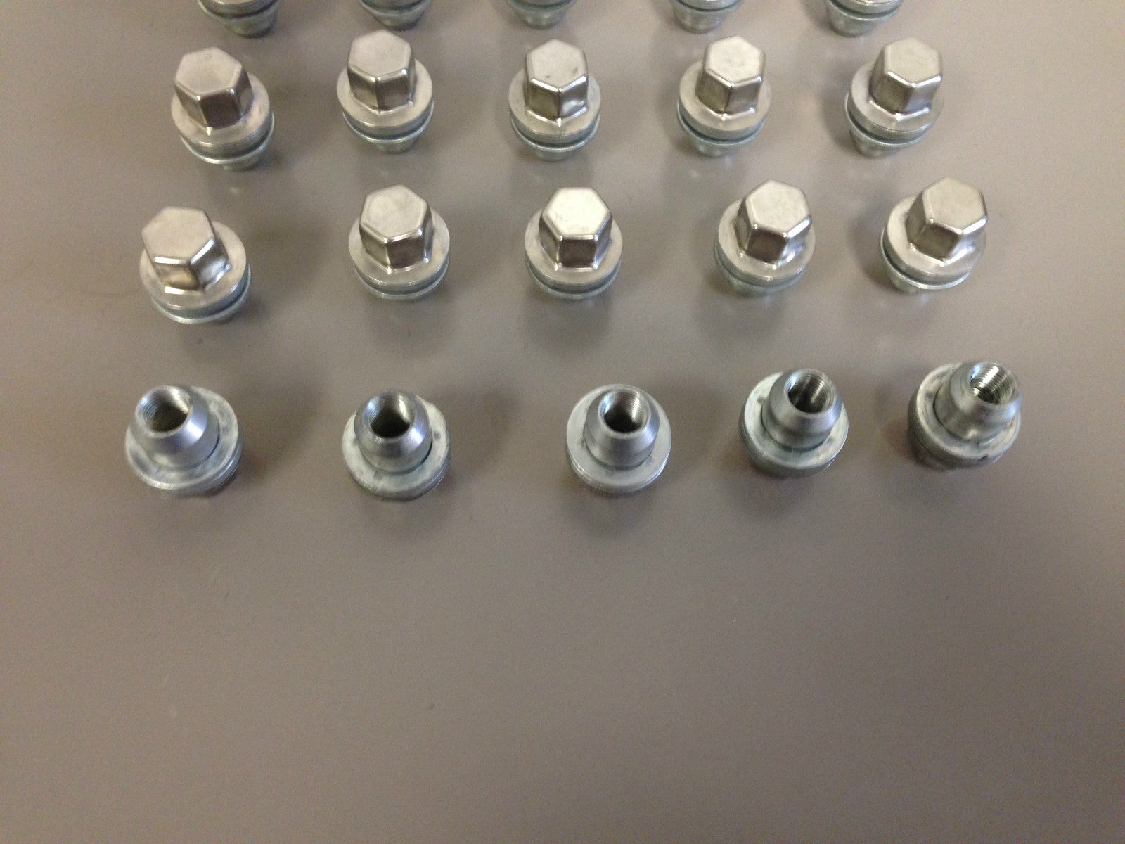 GENUINE OEM WHEEL LUG NUTS FULL SET OF 20 FOR 2009 RANGE ROVER/LR3--RRD500510