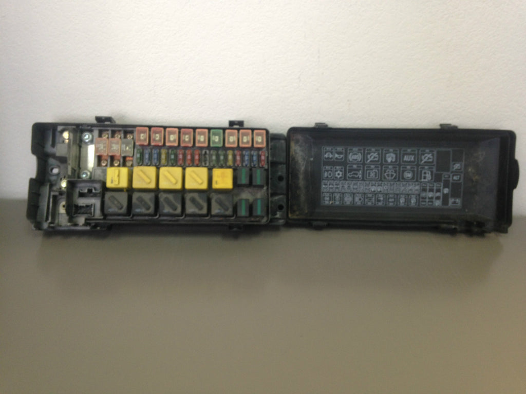 99 00 01 02 03 04 Land Rover Discovery II Fuse Box With Fuses Relays YQE000310