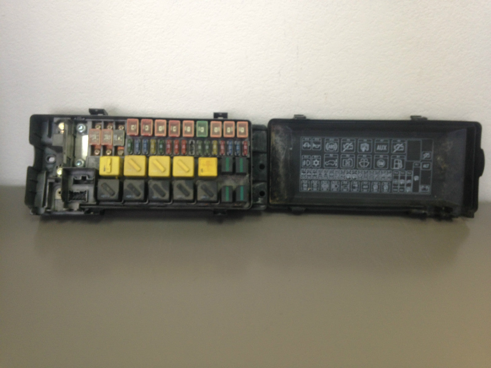 99 00 01 02 03 04 Land Rover Discovery II Fuse Box With Fuses Relays YQE000310