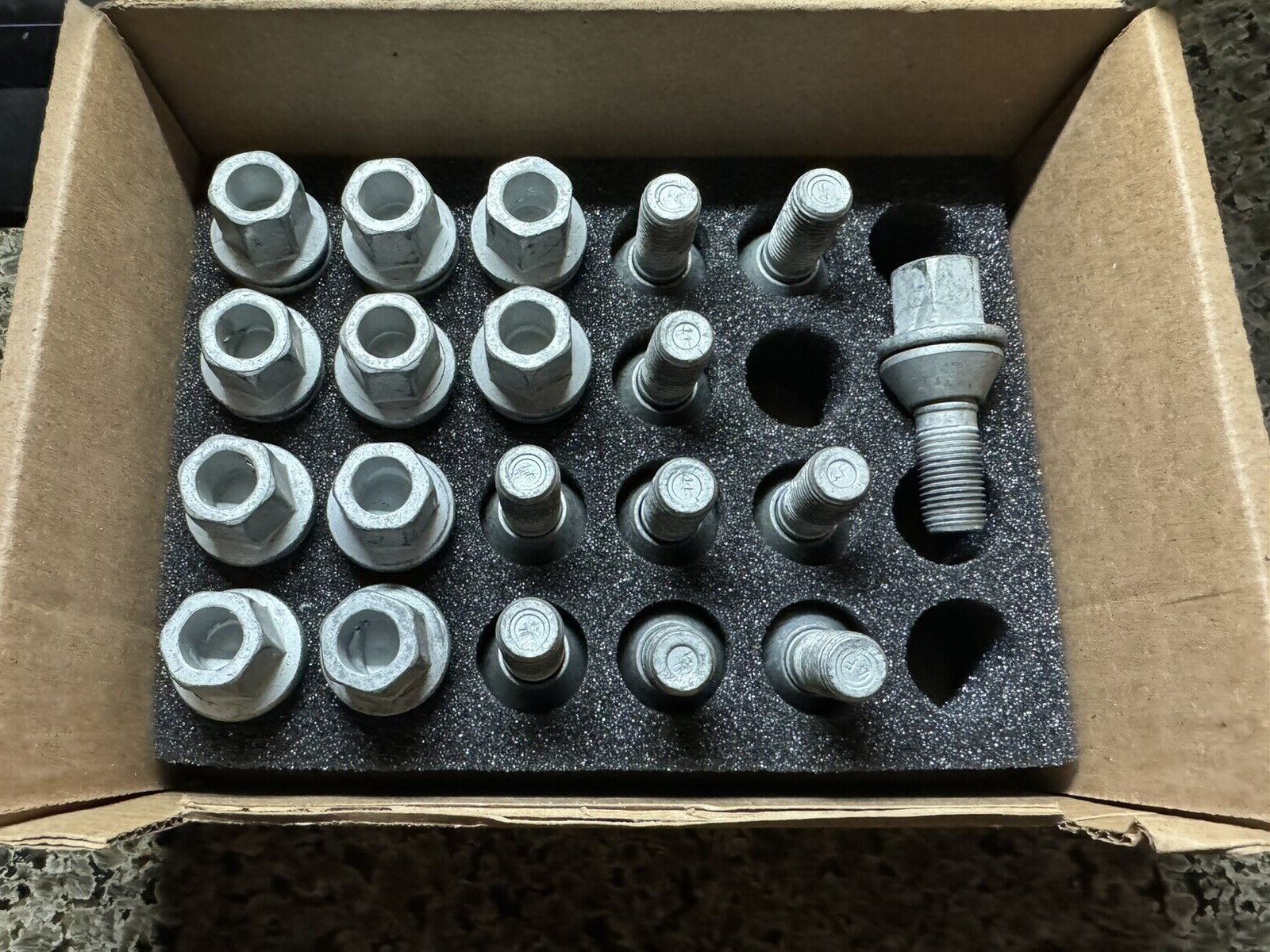 Genuine OEM 2022-2024 Range Rover L460 Sport L461 Wheel Lug Nut Bolt LR153880