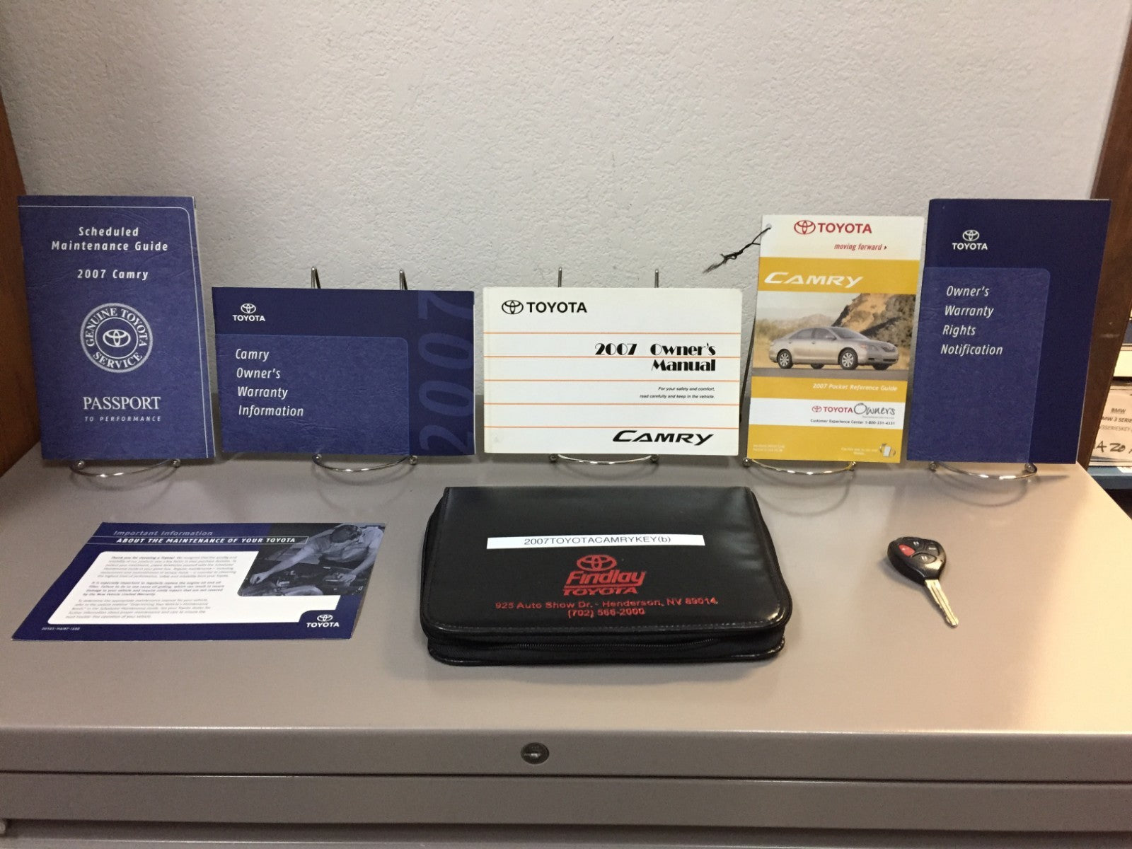 2007 Toyota Camry Genuine OEM Owner's Manual Set w/ Toyota Case & Bonus Key FOB!