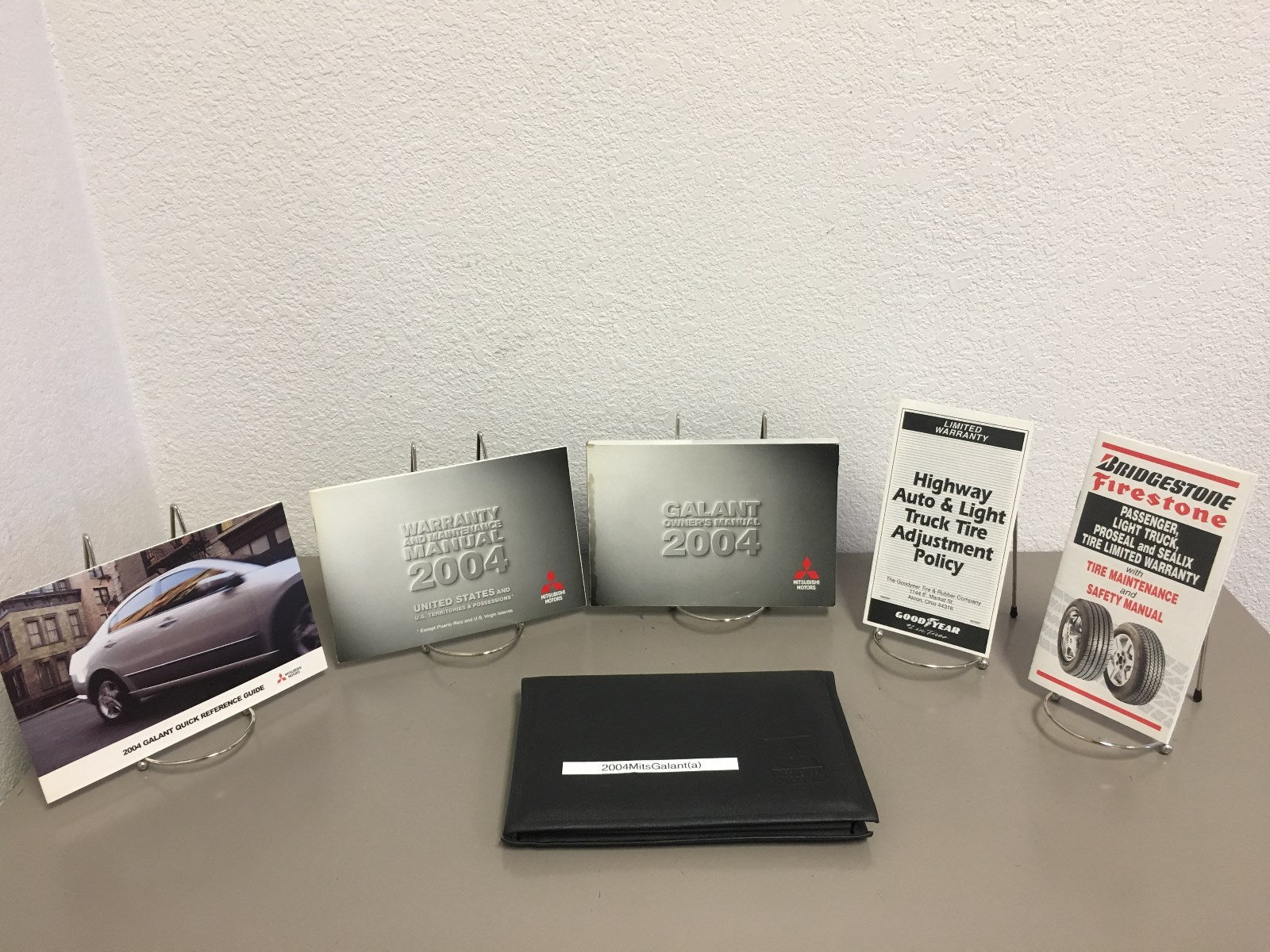 2004 Mitsubishi Galant Genuine OEM Owner's Manual Set w/Case--Free Shipping!